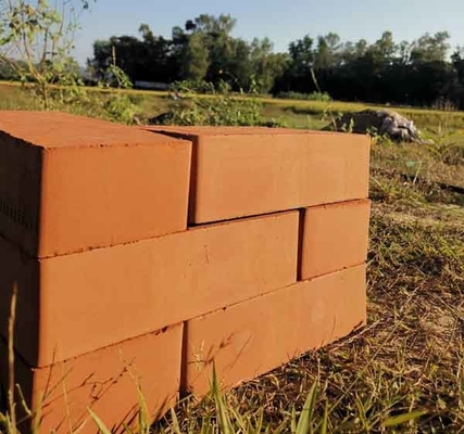 طوب الطين صنع خط إنتاج آلة 2.5 ~ 2.8MPa ضغط البثق