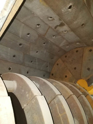 كسارة مطرقية مزدوجة الدوار بقدرة 180 كيلو واط مع 36 مطرقة وتحمل نسبة رطوبة لا تزيد عن 8.5% لمعالجة المعادن