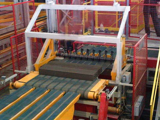 آلة قطع قوالب الطوب الطيني الهيدروليكية بعرض قطع أقصى 520 ملم ودورة قطع 6-8 مرات/دقيقة لتوفير العمالة