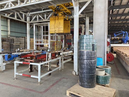 نظام التفريغ والتعبئة الأوتوماتيكي للطوب المحروق في خط إنتاج الطوب الطيني مع مجفف نفق وفرن نفق